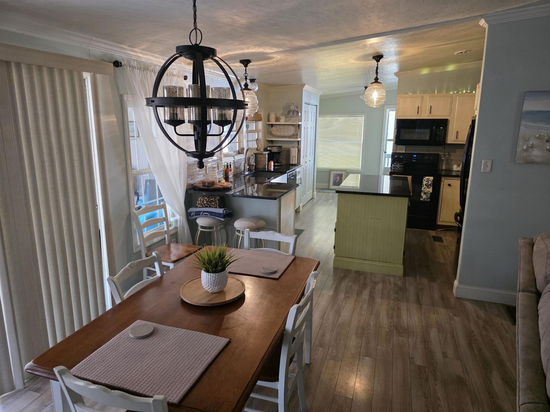 3267 Lyndon Dr. Photo 8