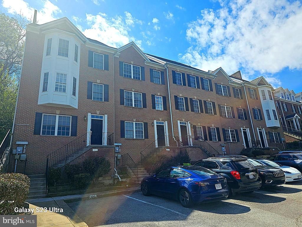 300 CENTER LANE, OCCOQUAN, VA 22125