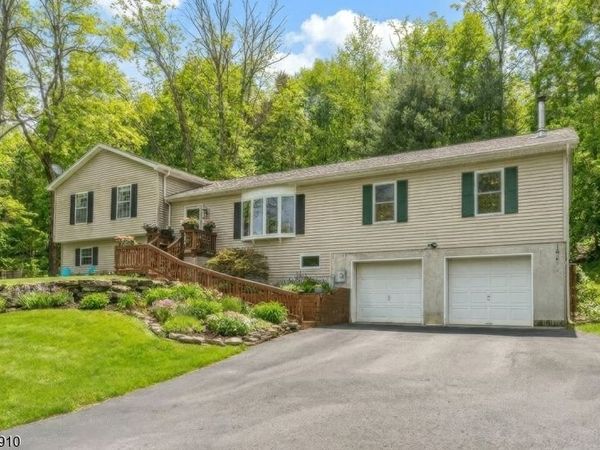 9 River View Dr, Hardwick, NJ 07825