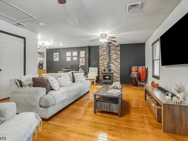 9 River View Dr, Hardwick, NJ 07825