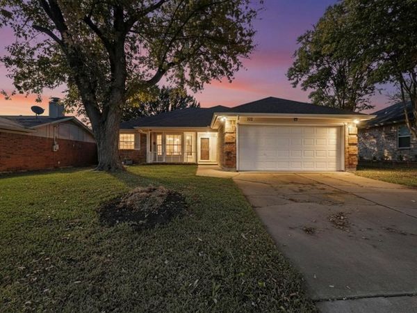 932 Freestone Drive, Arlington, TX 76017