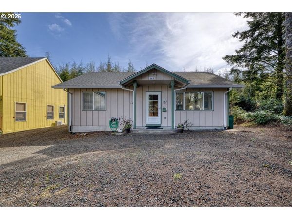 142 S QUADRANT ST, Rockaway Beach, OR 97136