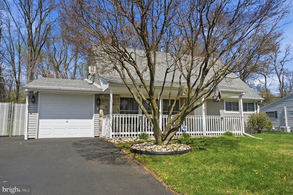 103 HEDGE ROAD , LEVITTOWN, PA 19056