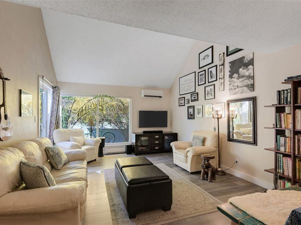 1294 Denman St , Victoria, BC V8T 1L8