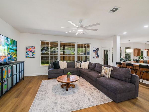 806 Mountain View DR, Pflugerville, TX 78660
