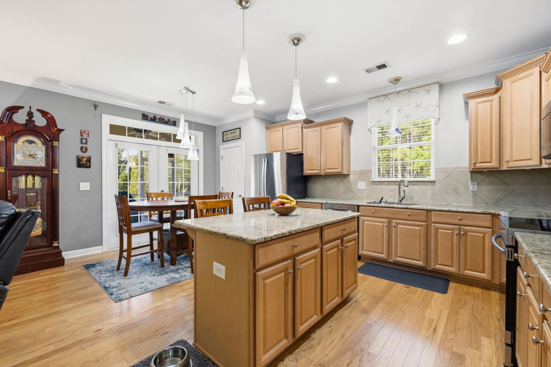 1696 Essex Way Photo 14