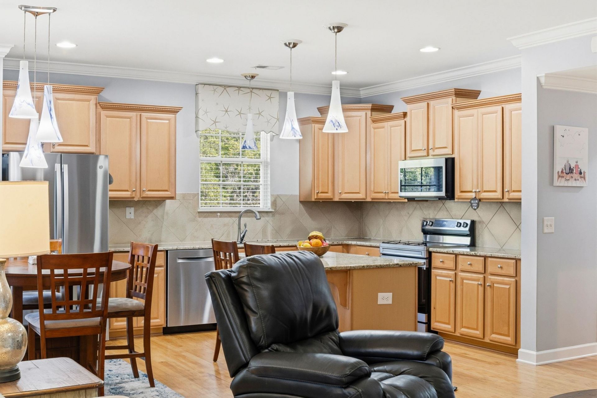 1696 Essex Way Photo 17