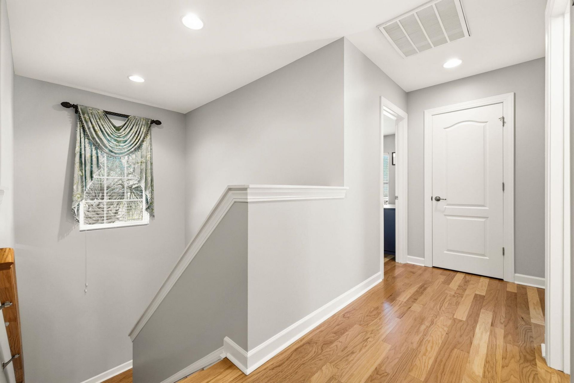 1696 Essex Way Photo 31