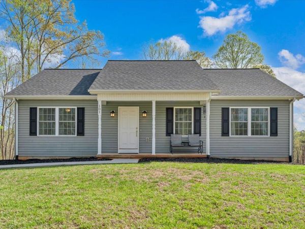 101 Charmwood CIR , Moneta, VA 24121