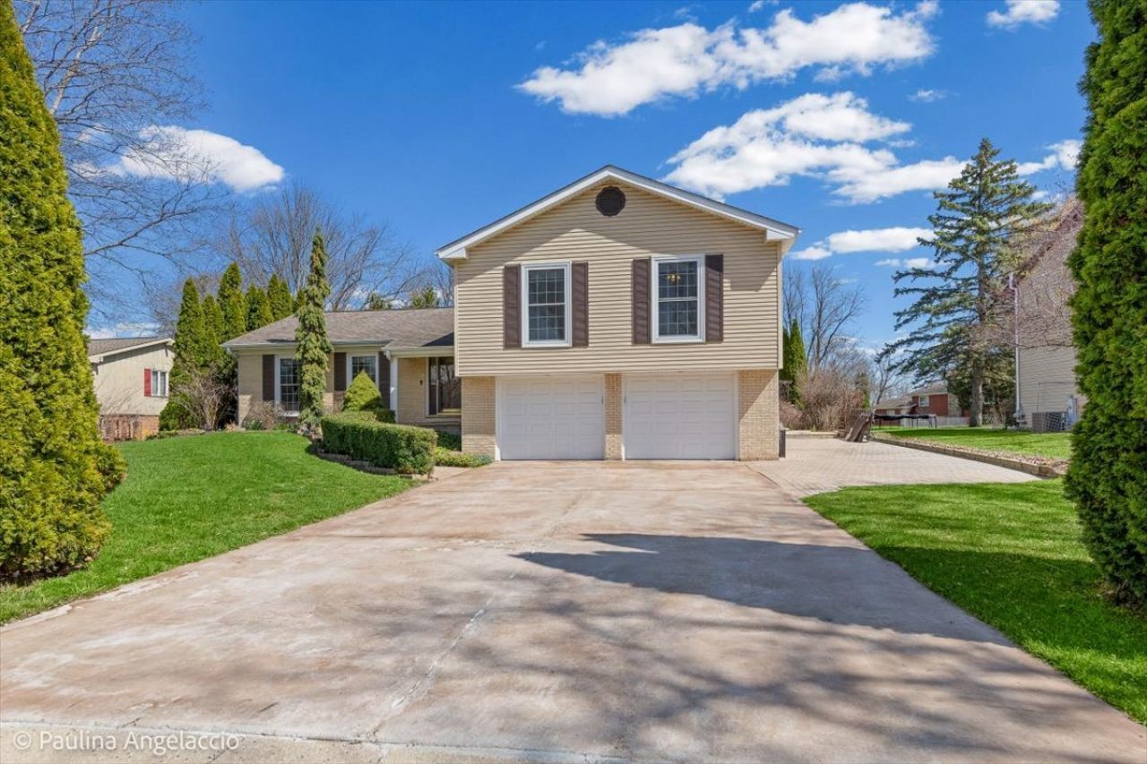 649 Greenbrier Lane, Crystal Lake, IL 60014 Main Photo