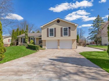 649 Greenbrier Lane, Crystal Lake, IL 60014