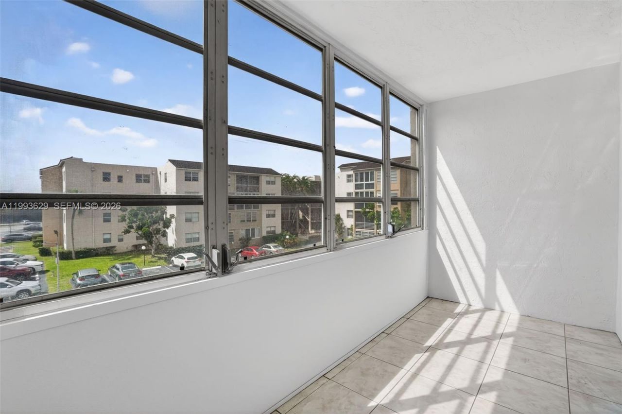 2821 Somerset Dr, Unit 302, Lauderdale Lakes, FL 33311 Photo