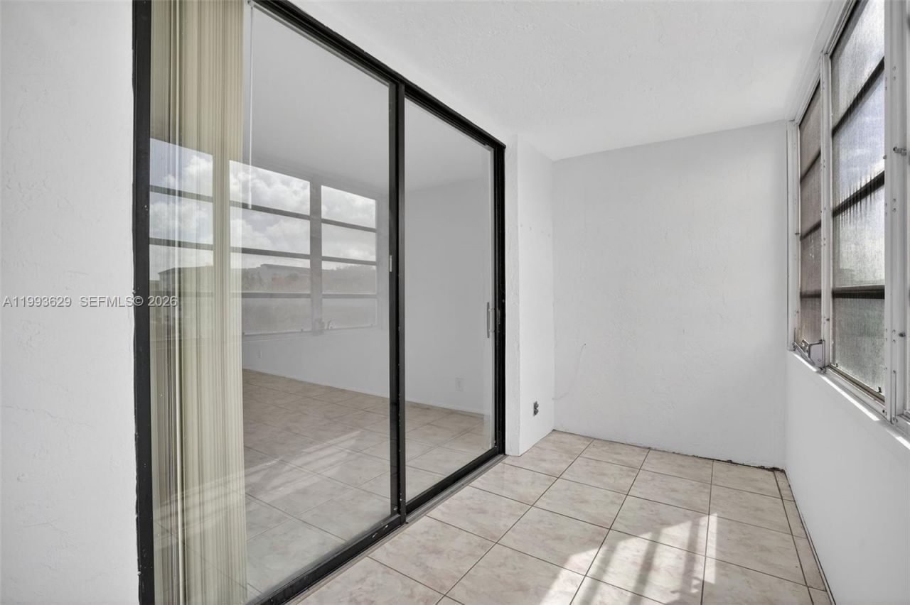 2821 Somerset Dr, Unit 302, Lauderdale Lakes, FL 33311 Photo