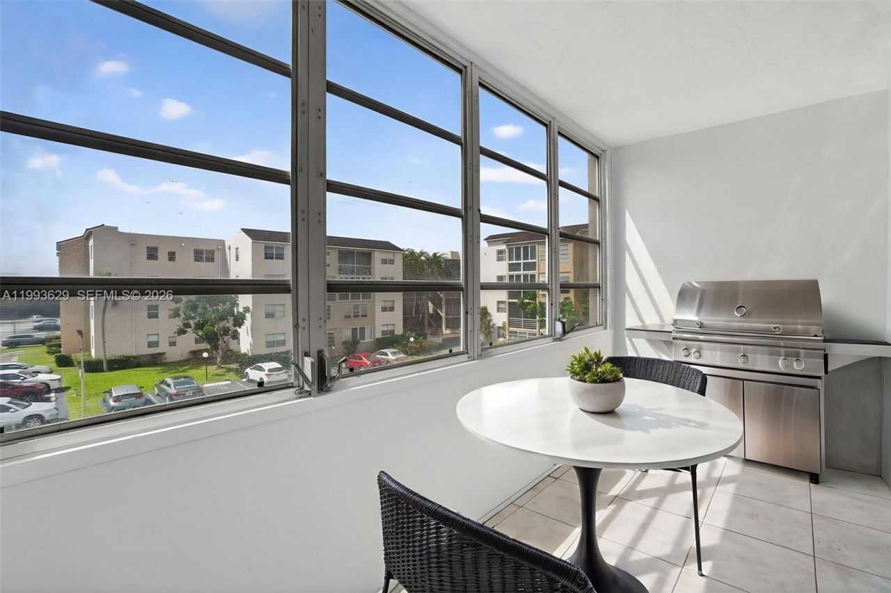 2821 Somerset Dr, Unit 302, Lauderdale Lakes, FL 33311 Photo