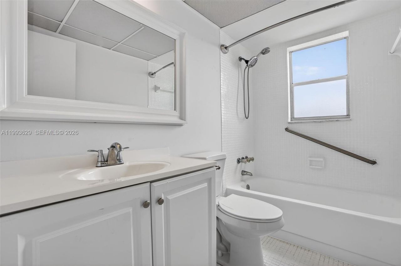 2821 Somerset Dr, Unit 302, Lauderdale Lakes, FL 33311 Photo