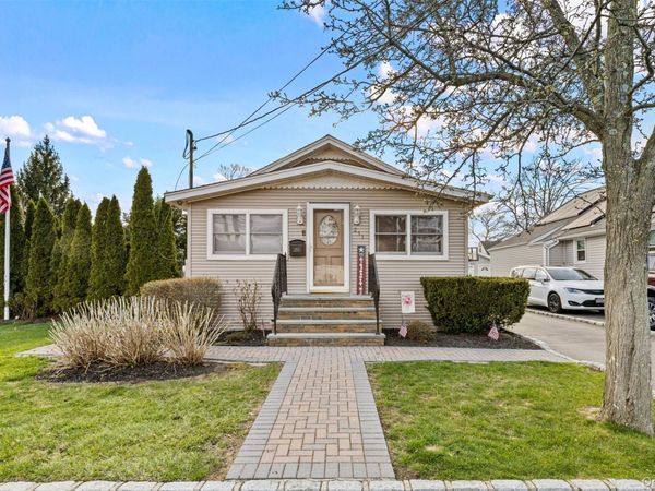 253 S 7th Street , Lindenhurst, NY 11757