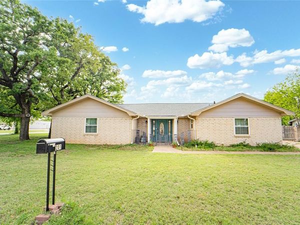 201 Westwood Street , Breckenridge, TX 76424