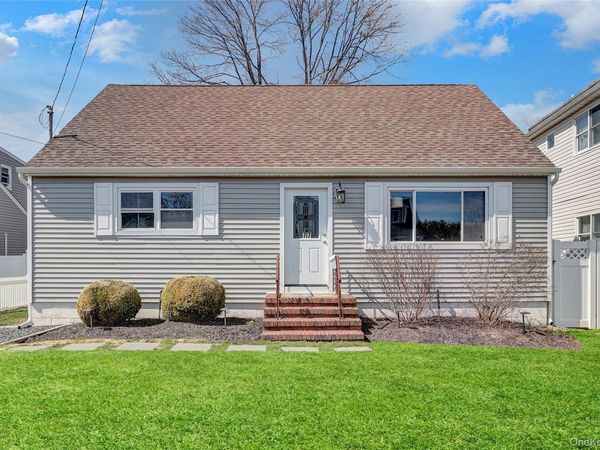 77 Farmers Avenue , Lindenhurst, NY 11757