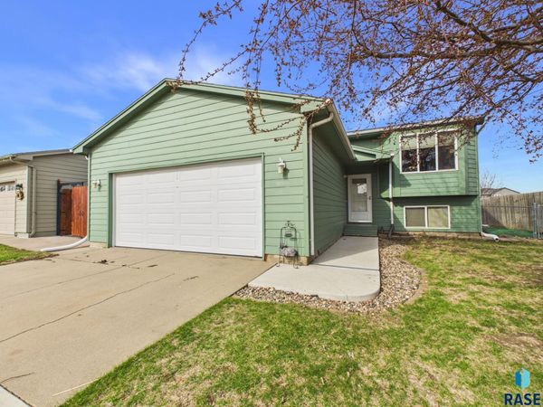 821 S Tanglewood Ave, Sioux Falls, SD 57106