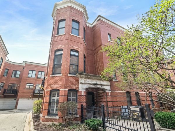 909 W Village Court , Chicago, IL 60608