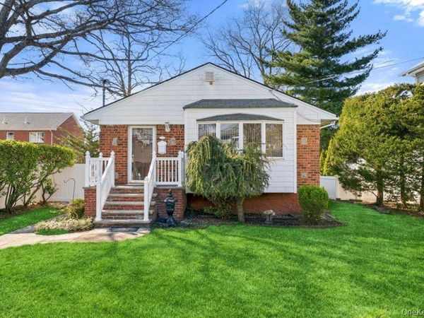 15 Woodlawn Avenue, Valley Stream, NY 11581