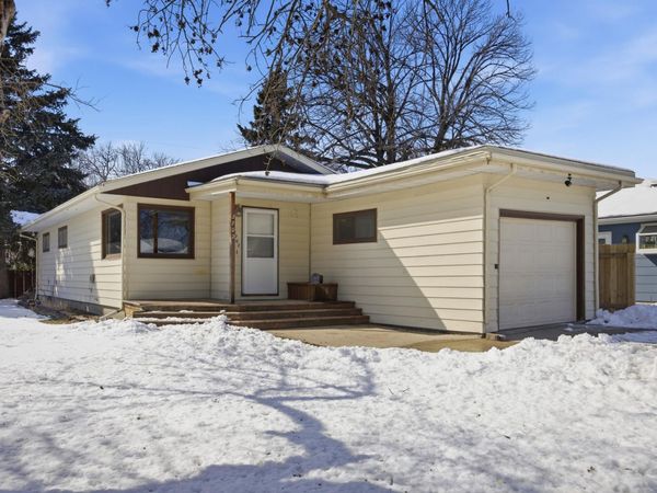 2702 9 1/2 Street N, Fargo, ND 58102