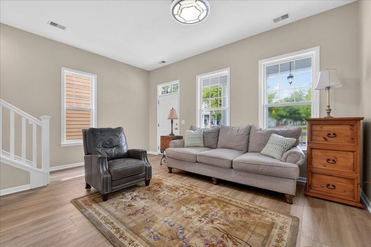 121 Hyacinth Street Photo 6