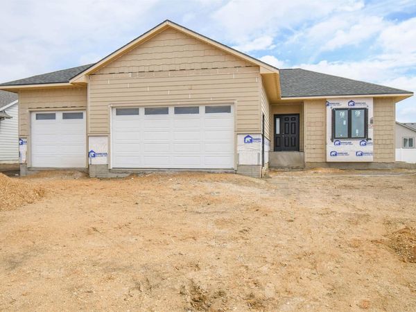 818 Almond Ave, Harrisburg, SD 57032