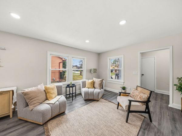 1521 E Glenwood Drive , Des Moines, IA 50320