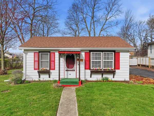 101 Oakleaf Road , Lake In The Hills, IL 60156