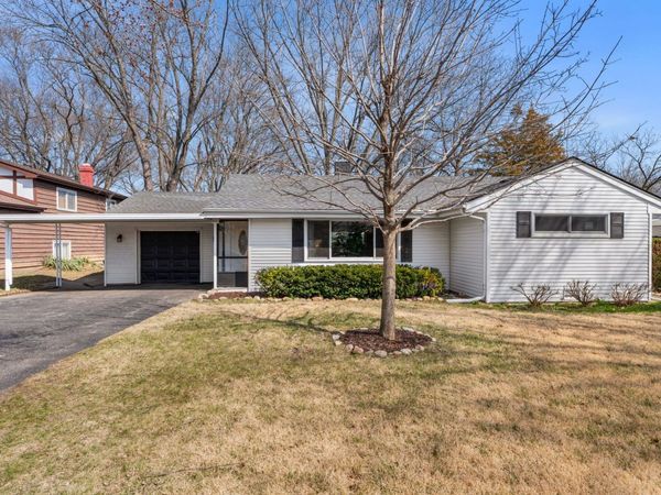 933 N Midlothian Road , Mundelein, IL 60060