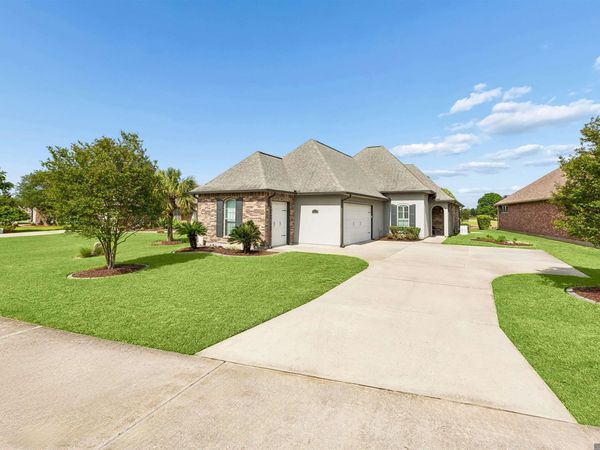 5255 Courtyard Dr, Gonzales, LA 70737