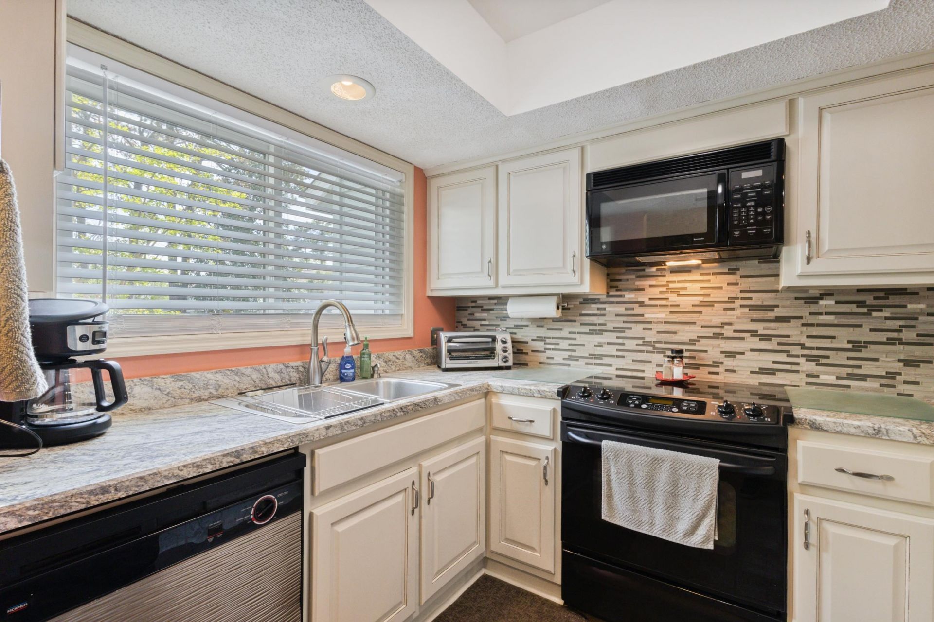 100 Shadow Moss Pl. Photo 5