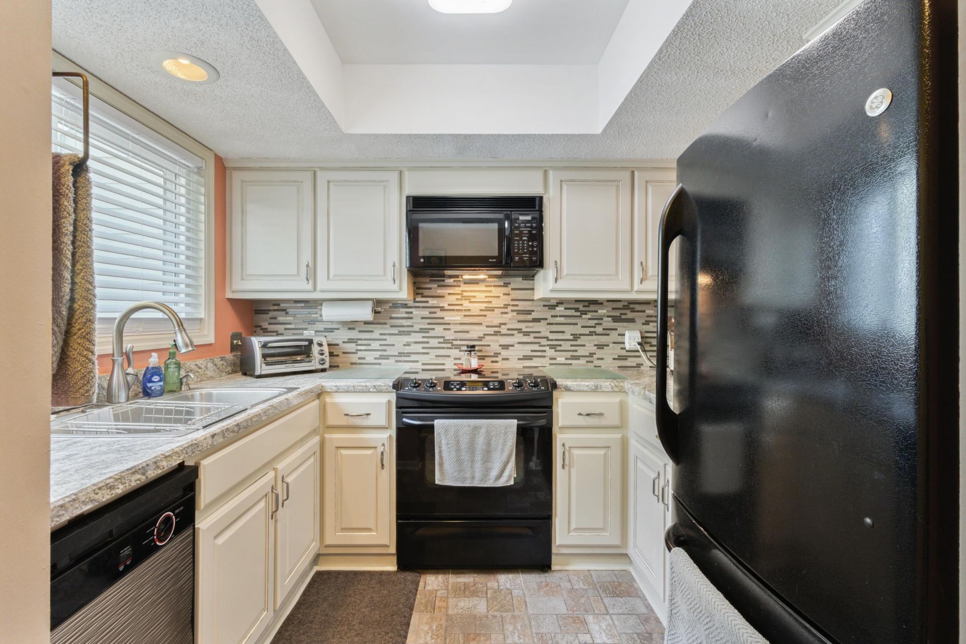 100 Shadow Moss Pl. Photo 7