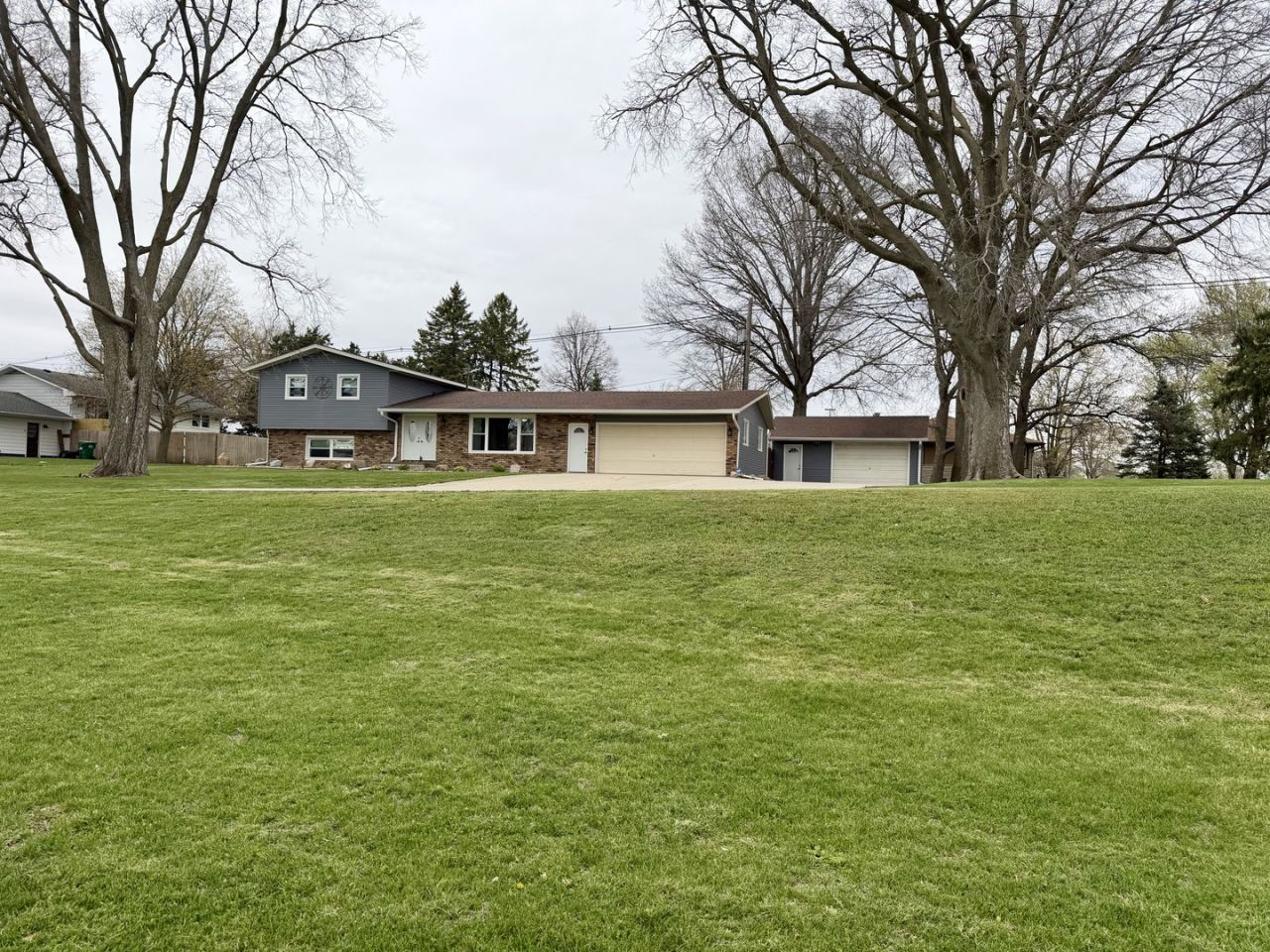 702 S Grant Street , Clinton, IL 61727