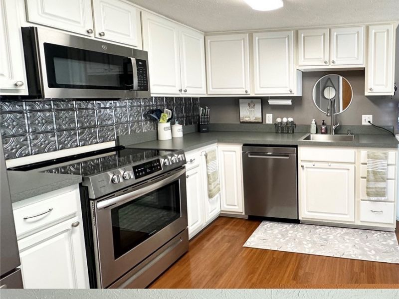 6960 S Parkway Drive, Middleburg Heights, OH 44130 Photo 2