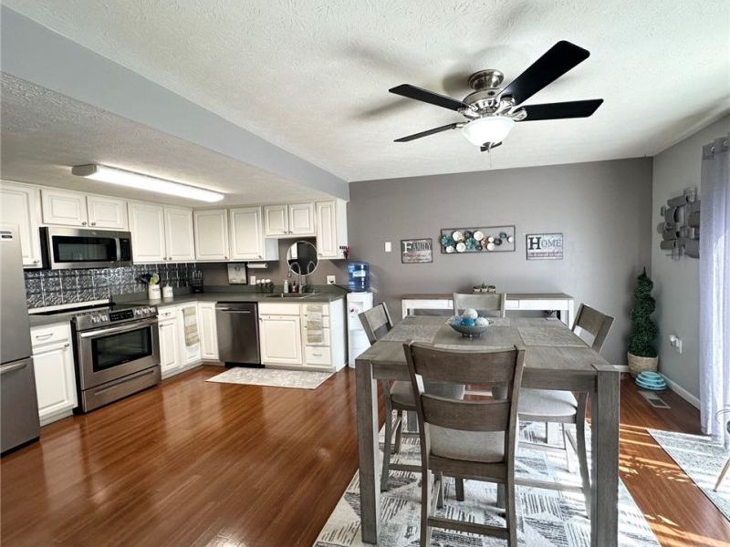 6960 S Parkway Drive, Middleburg Heights, OH 44130 Photo 3