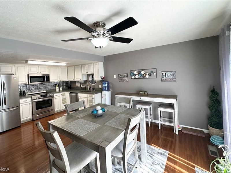 6960 S Parkway Drive, Middleburg Heights, OH 44130 Photo 5