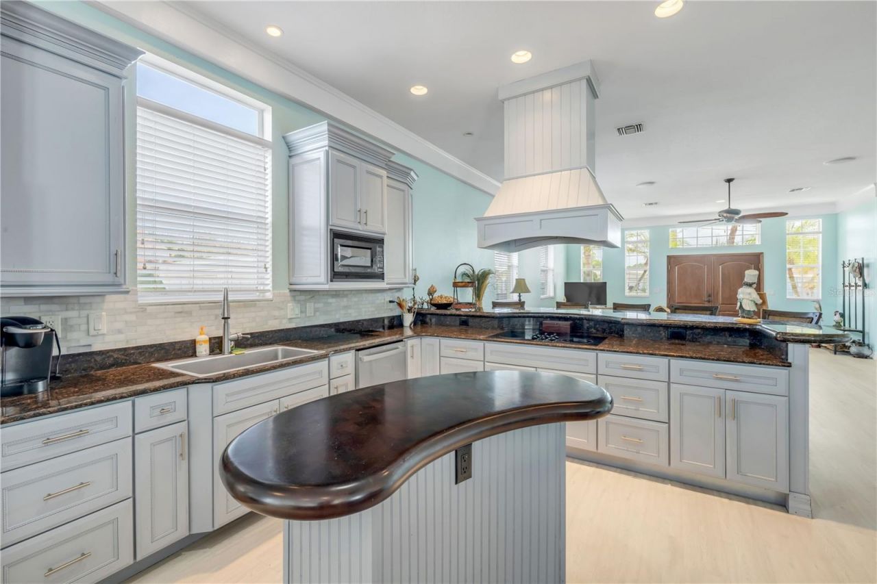 708 Ocean Avenue, New Smyrna Beach, FL 32169 Photo