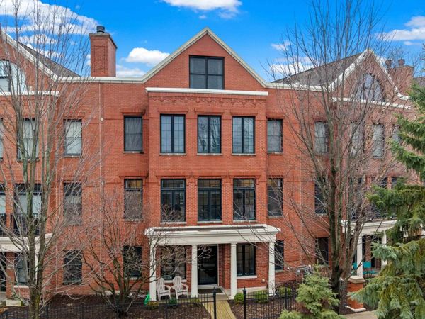 2048 Valor Court , Glenview, IL 60026