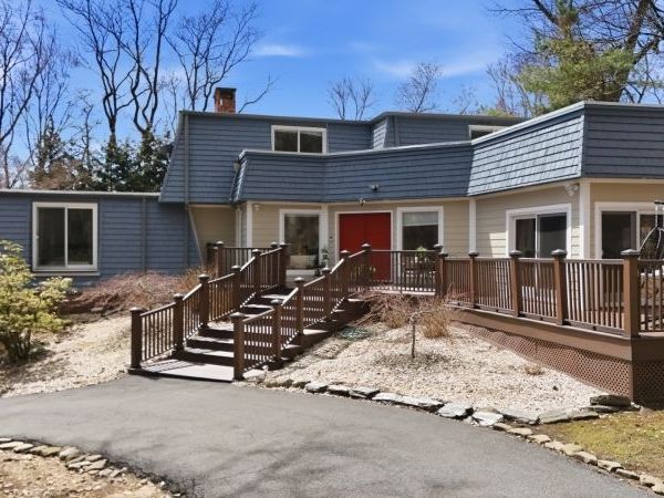 947 Franklin Lake Rd, Franklin Lakes, NJ 07417