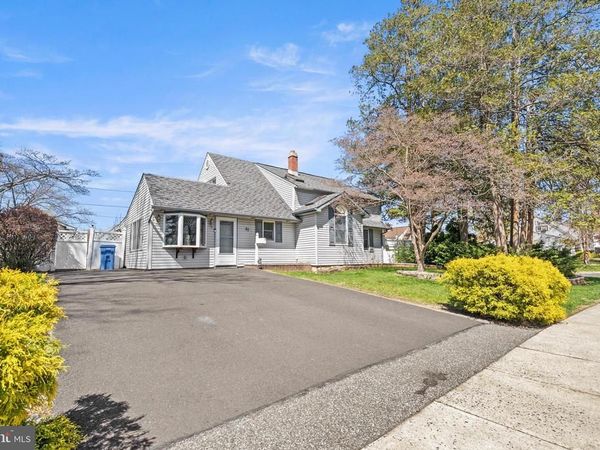 85 GOLDENRIDGE DRIVE , LEVITTOWN, PA 19057