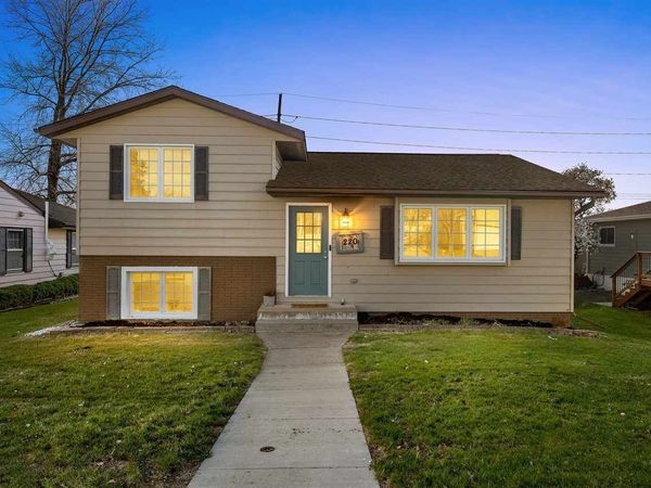 220 Summerhays St, Tiffin, IA 52340