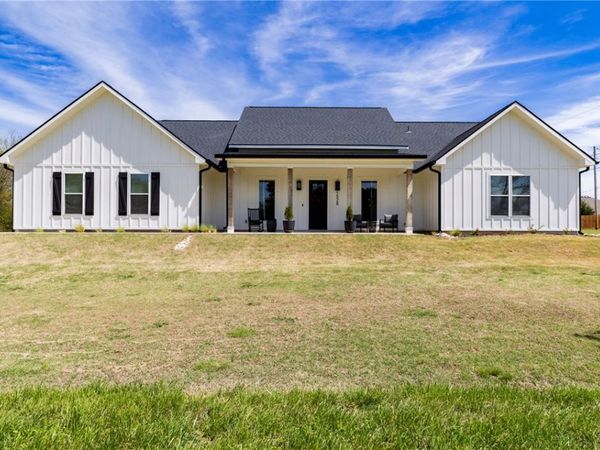 1528 Roberts Road, Fayetteville, AR 72701