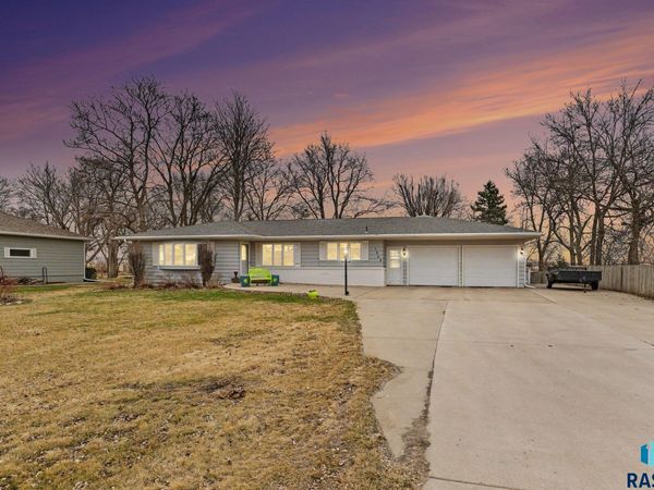 1504 NW 2nd St, Madison, SD 57042