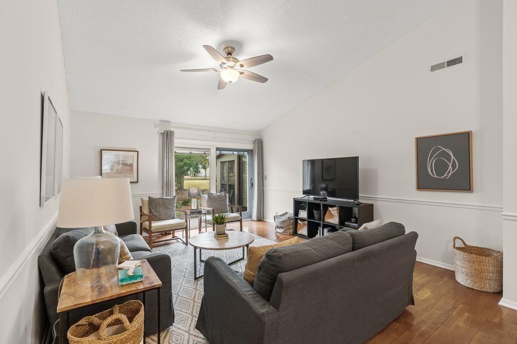 301 Club Circle Photo 7