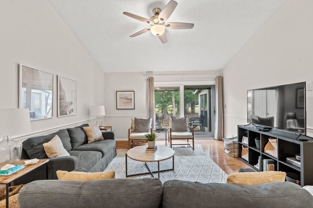 301 Club Circle Photo 9