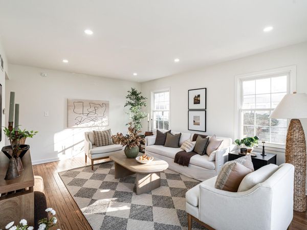 860 W La Salle Ave, Glendale, WI 53209