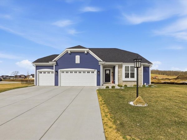 1425 Chapman Ct, Mukwonago, WI 53149