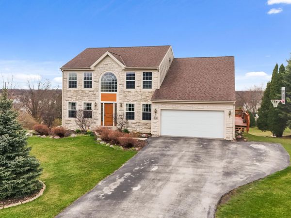 W134N6585 Lilly Creek Dr, Menomonee Falls, WI 53051